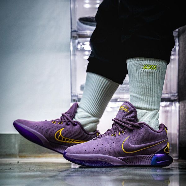 Nike lebron 1 shop violet